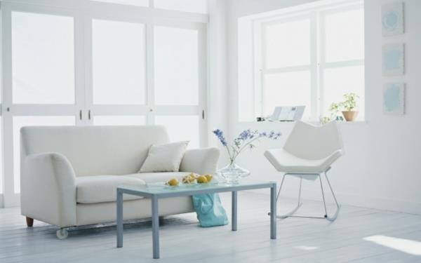 sisustus valkoisella sohvalla sohvapöytä pastelliväri nojatuoli