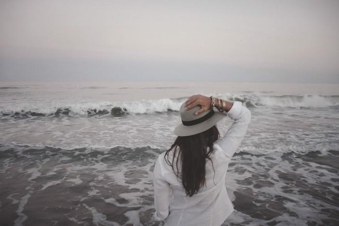 löytää sisäinen rauhallinen meri ranta nainen hattu
