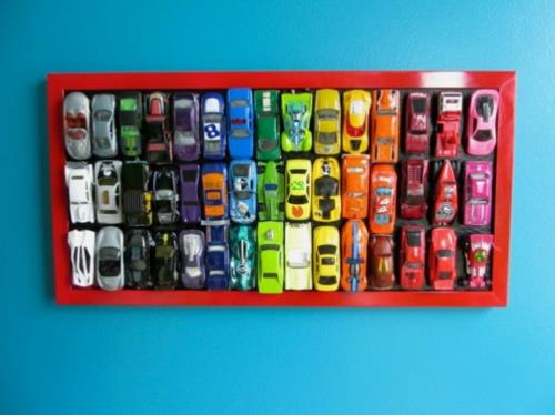 innovatiivinen seinäkoriste tekee leluista omia autoja