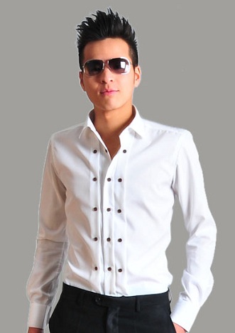 Stilfuld moderne herre smoking hvid skjorte