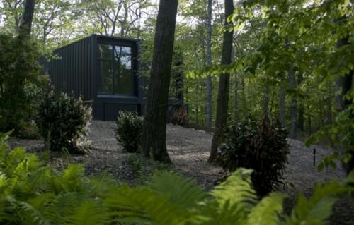 inspiroiva kontti taloa metallikerroksia musta ulkomuotoilu metsä