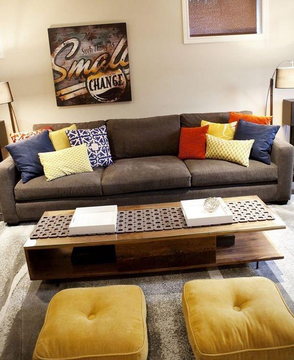 inspiroiva sisustustyyny samettisen pehmeä sohva ruskeana