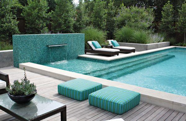 inspiroiva sisustustyyny celadon vihreä raidallinen uima -altaalla