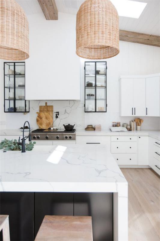 integroitu liesituuletin kutsuva keittiö riippuvalaisimet valkoiset kaapit mustat aksentit keittiösaari valkoisesta marmorista