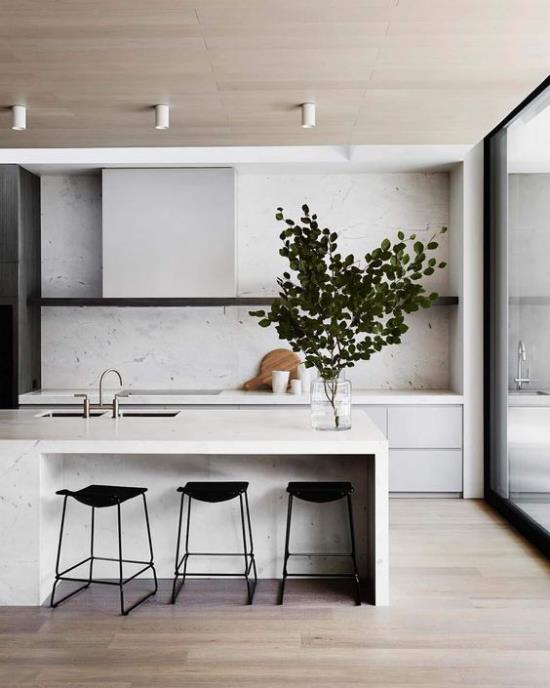 integroitu liesituuletin tyylikäs minimalistinen keittiökeittiö, joka on valmistettu valkoisesta marmorista