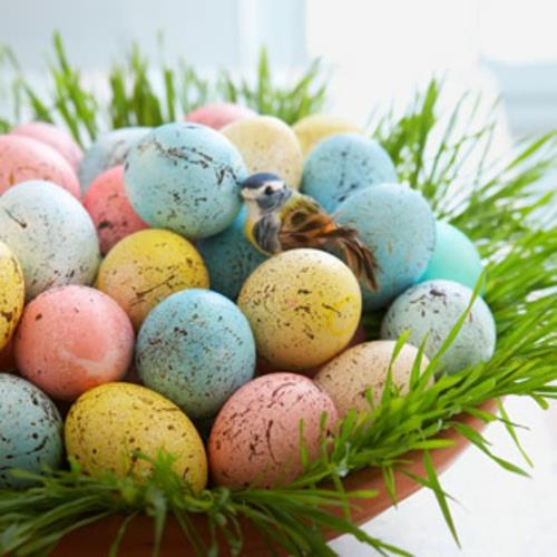 Mielenkiintoisia kuviollisia pääsiäismunia kulhoon