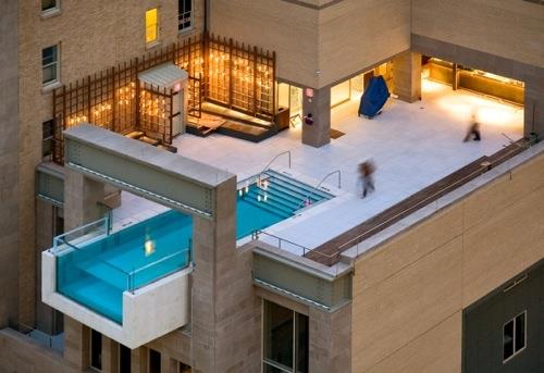 mielenkiintoinen uima -allas suunnittelee kattohuoneiston joulea Dallasissa