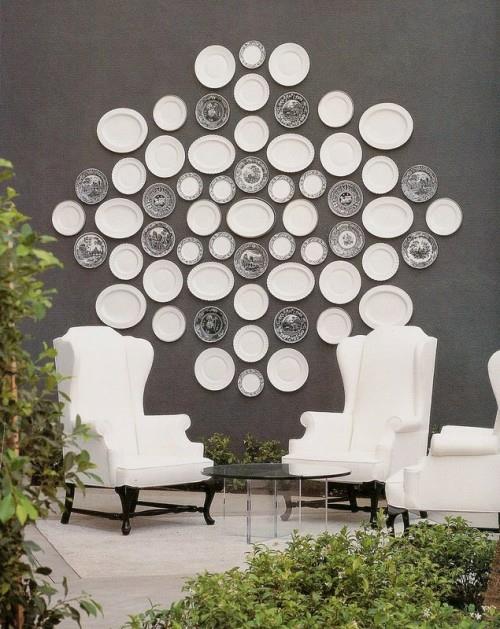 mielenkiintoinen seinälevy kollaasi idea valkoinen harmaa yksivärinen nojatuoli mukava lasipöytä
