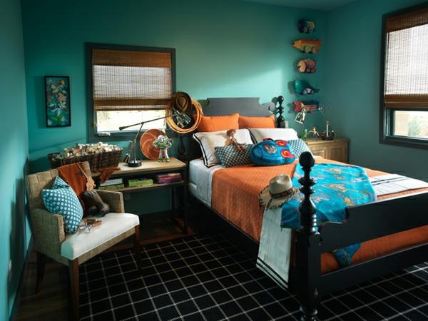 mielenkiintoinen värimaailma makuuhuone siniset seinät kirkkaan oranssi vuodevaatteet