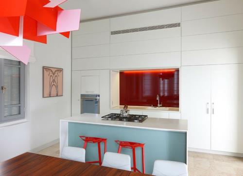 Minimalistinen sisustus punaisen, valkoisen ja sinisen keittiön idea