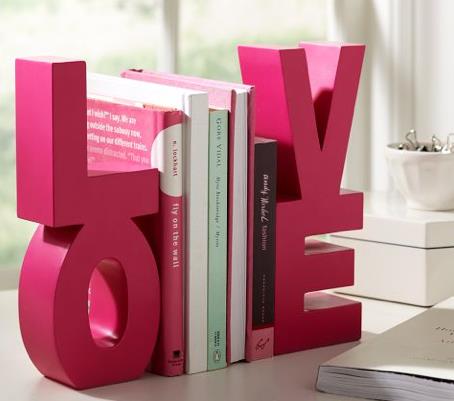 epäsäännölliset kirjat täynnä rakkautta vaaleanpunainen väri ystävänpäivä