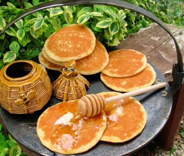 on hunaja terveellinen aamiainen pannukakkuja
