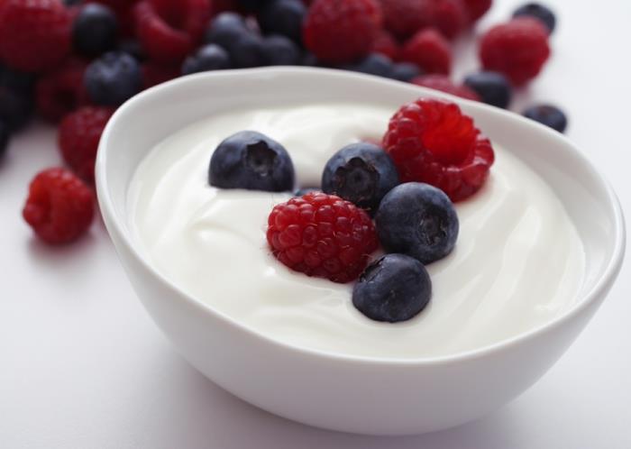 on jogurtti terveellinen luonnollinen jogurtti marjoilla