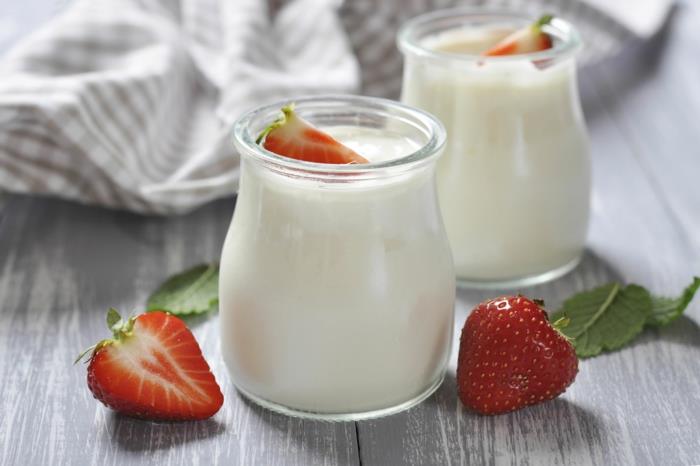 on jogurtti terveellinen luonnollinen jogurtti mansikoilla