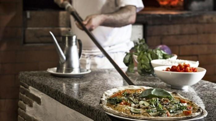 italialaisen pizzan paistaminen