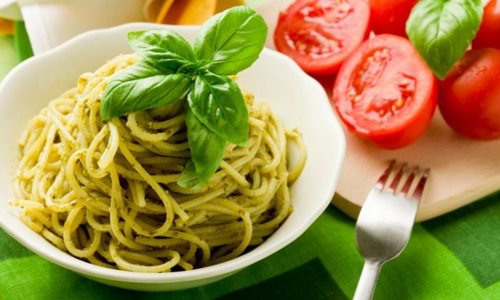 matkustaa italiaan vegaani reseptejä spagetti pesto basilika tomaatteja