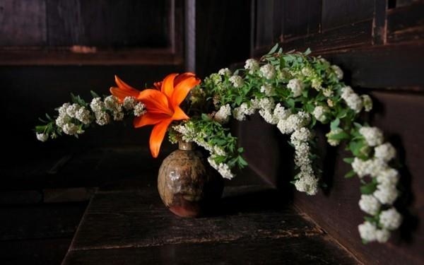 japanilainen kukka -asetelma ikebana lilja