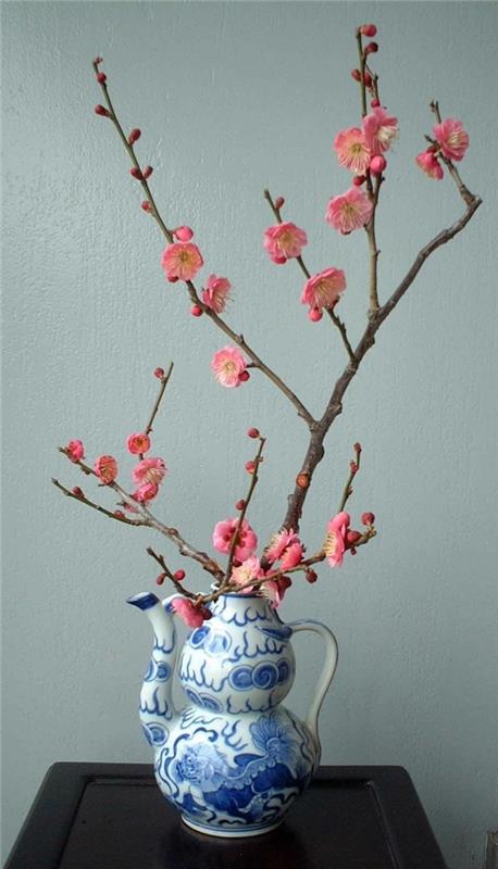 japanilainen kukka -asetelma kirsikankukkia posliini maljakko