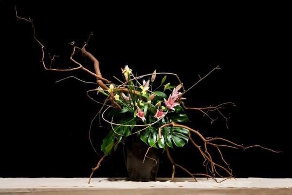 japanilainen kukka -asetelma liljat monstera kukka -asetelma