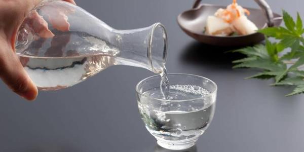 japanilainen vesihoito juo aamulla lämmintä vettä