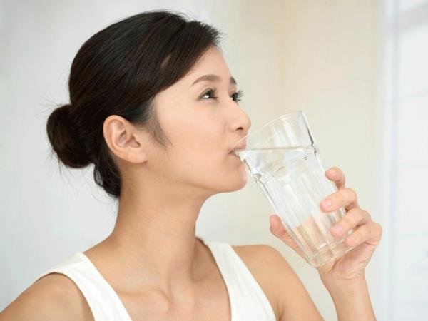 japanilainen vesihoito juo lasillinen lämmintä vettä aamulla