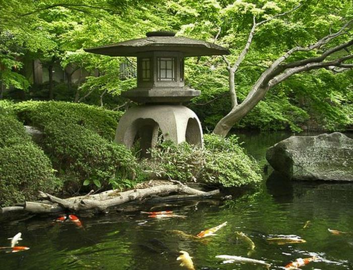 japanilainen puutarhalampi ja veistoksia japanilaiseen tyyliin
