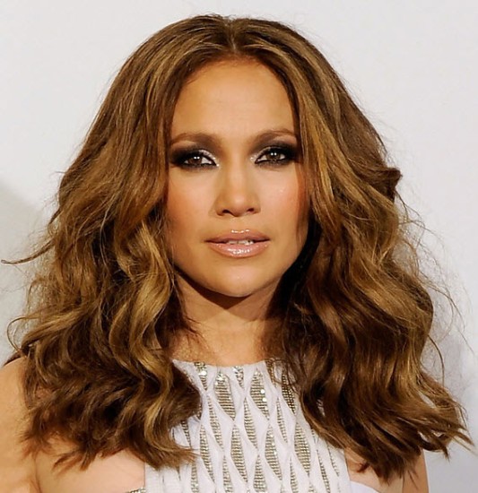 Jennifer Lopez közepes hosszúságú haj