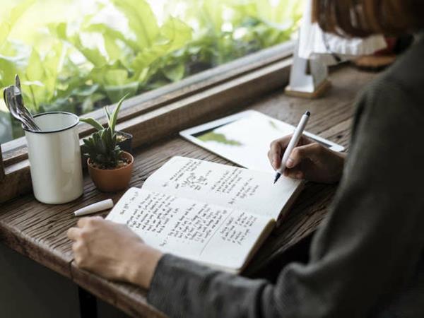 päiväkirjaa ilmaisevaa kirjoitusta koronan pelkoa vastaan