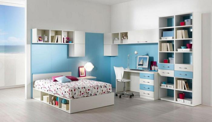 sisustus nuorisohuone toimiva sänky sininen seinämaali avohyllyt pöytävalaisin