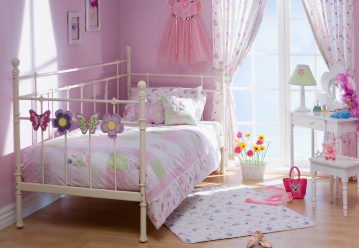 nuorisohuoneen sisustus tytön huone vaaleanpunainen seinämaali kaunis sänkymatto