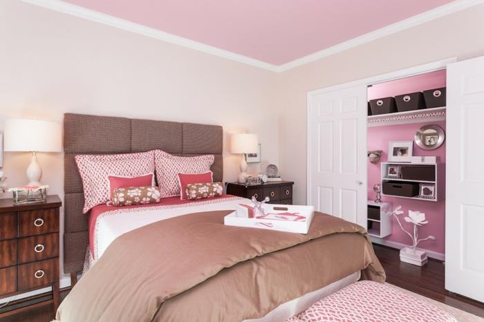 teini -ikäinen huone tytöille vaaleanpunainen kattokomero