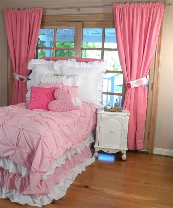 nuorten huone tytöille kaunis vuodevaatteet vaaleanpunaiset verhot valkoinen yöpöytä
