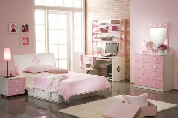 teini -ikäinen huone tyttö viileä pöytävalaisin vaaleanpunaiset seinät