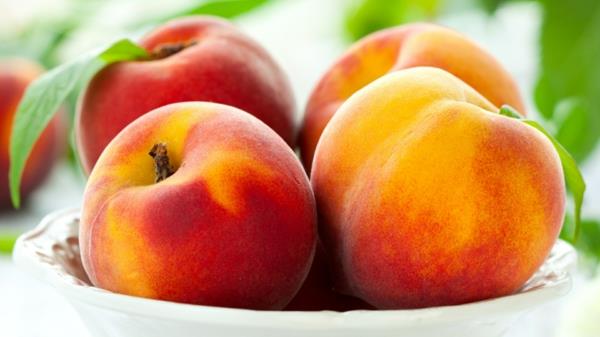 Neitsyt horoskooppi persikat syövät hedelmiä