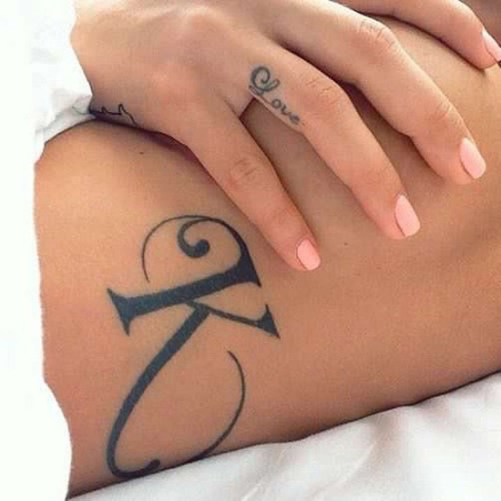 Rugalmas K tetoválás a combon
