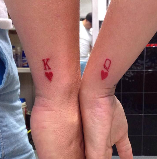 K Par tatovering på siden af ​​håndledene