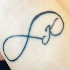 Egyszerű K tetoválás formáló végtelen szimbólum