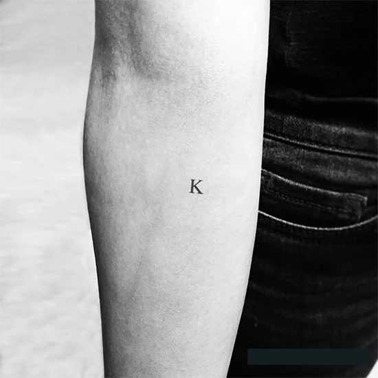 Capital K Tattoo nær albuen