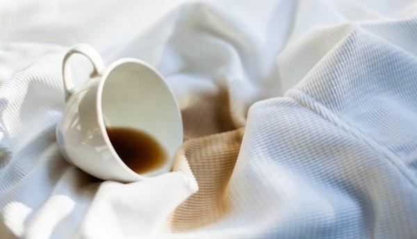 kahvikupin valkoinen kangas poistaa kahvitahrat
