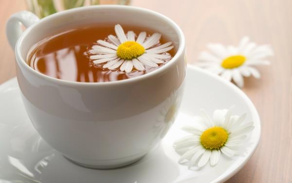 juo kahvia tai teekuppia kukka yrttejä terveenä
