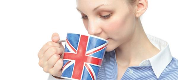 juo kahvia tai teekuppia terve rituaali englanti brittiläinen