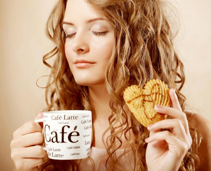 kahvipalvelu juoma kahvi nouto-kahvitarjoilu posliini kahvimuki nuori nainen