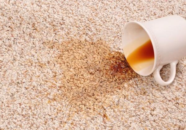 poista kahvitahrat ja puhdista matto
