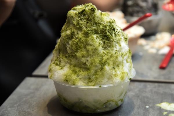 kakigori -jäätelöä matcha -teen kanssa