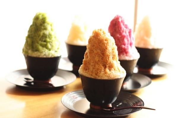 kakigori japanilainen jäätelö kahvimukeissa