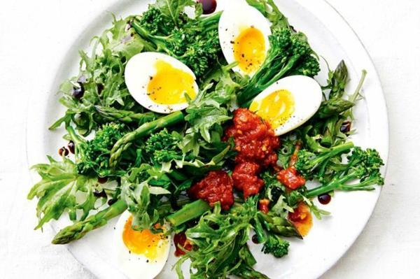 lehtikaali-broccolini-parsa ja muna-salaatti-101703-1