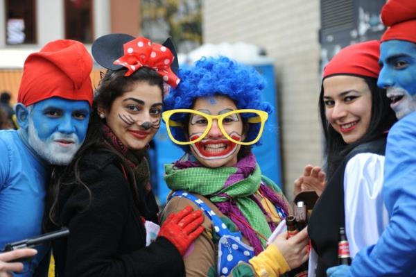 karnevaali 2015 Köln värikkäästi pukeutunut