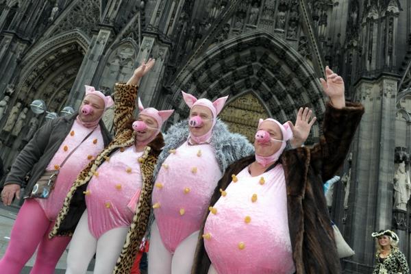 karnevaali 2015 Kölnin sikojen asuissa