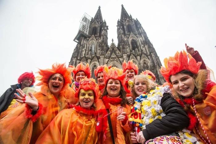karnevaali 2017 Kölnin tuomiokirkko naisten karnevaaliasut