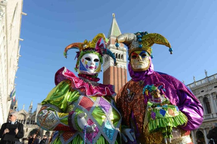 venetsian karnevaaliasut mardi gras klovni san marco square